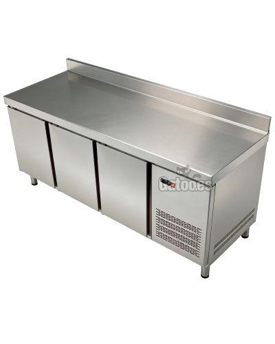 Mostrador Refrigerado, 3 puertas, con 400 Litros. Ancho 200 cm.
